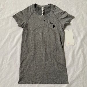 LuLuLemon sz 4 Swiftly Tech Short Sleeve 2.0 Hawaii NWT